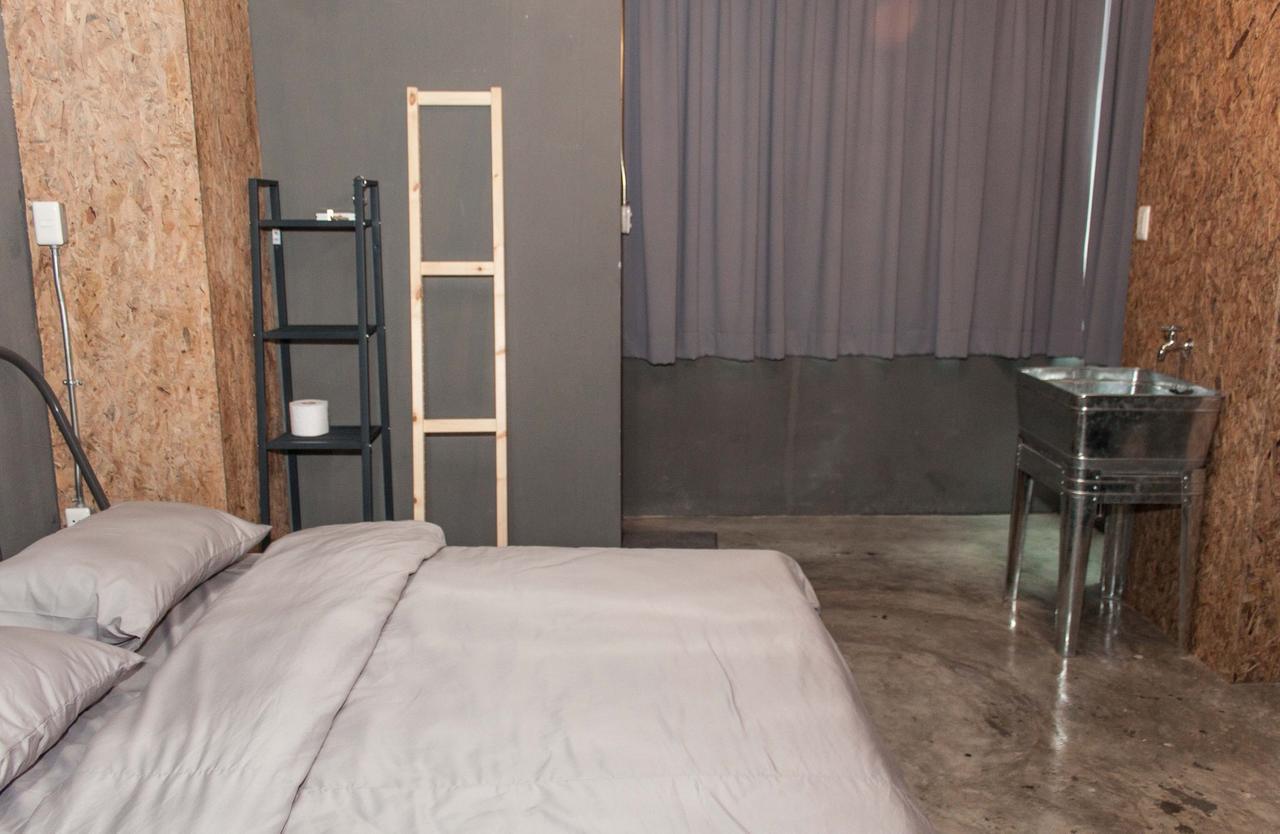 Zhelter'Bkk Hostel Bangkok Buitenkant foto