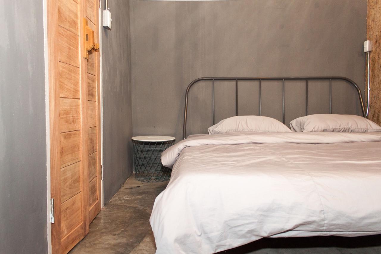 Zhelter'Bkk Hostel Bangkok Buitenkant foto